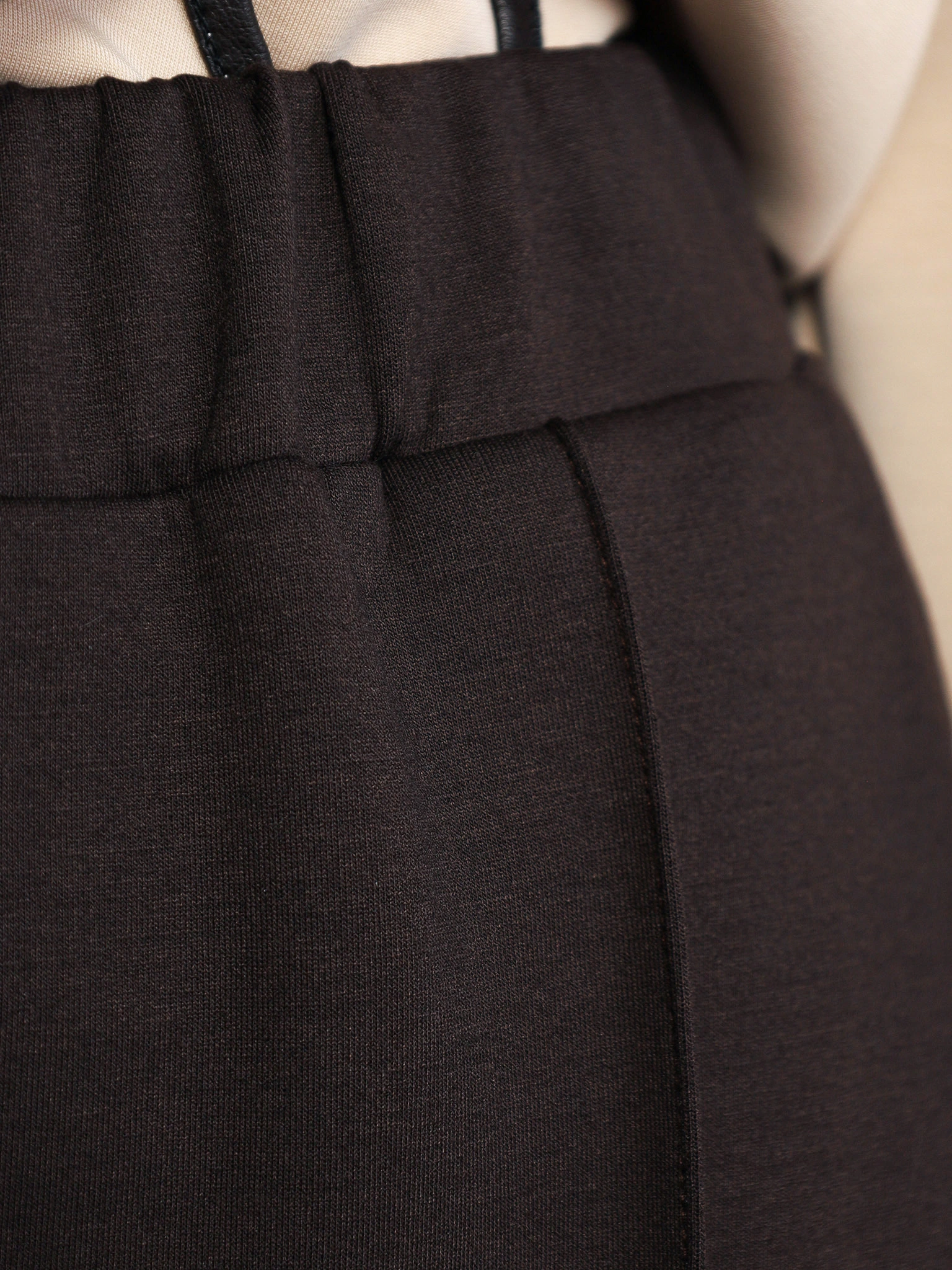 Брюки трикотажные темно-коричневого цвета с эластичным поясом